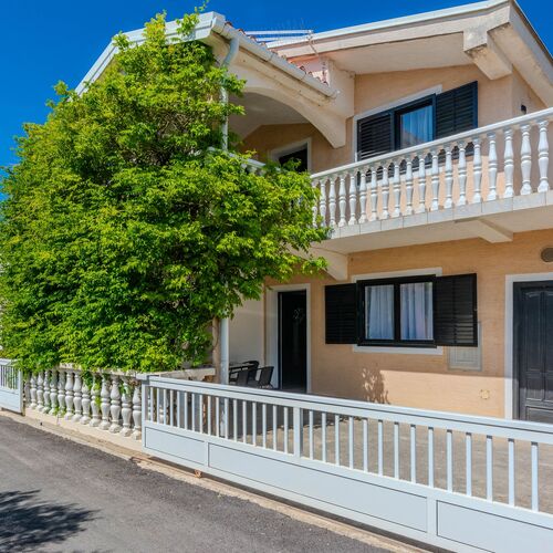 Apartmanok Parkolóhellyel Vir - 22930  2