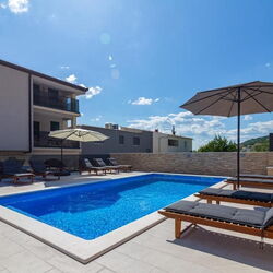Apartments Villa Milas with pool Jesenice