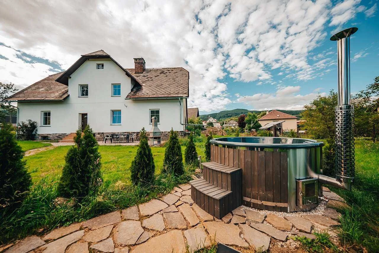 Chalupa TADY a TEĎ Lipová-lázně