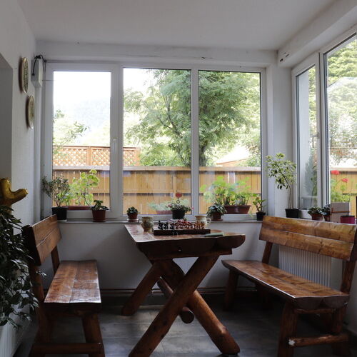 Terasa acoperita cu doua mese capacitate 16-20 locuri