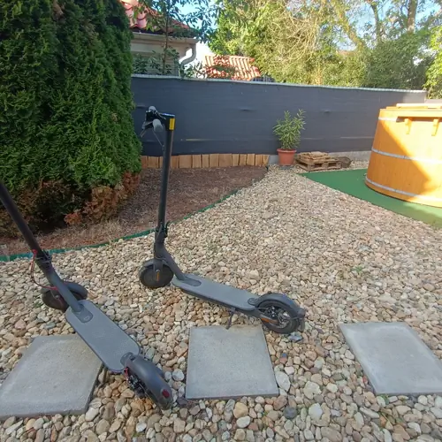 Elektromos rollerek, j&aacute;rja be seg&iacute;ts&eacute;g&uuml;kkel a csod&aacute;latos Tisza-partot 