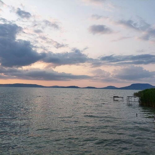 kis szabadstrand badacsonyi látképpel