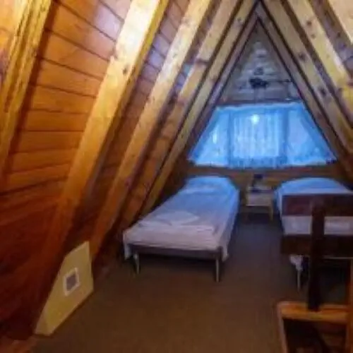 Sypialnia z dwoma ł&oacute;żkami pojedynczymi - domek nr 2