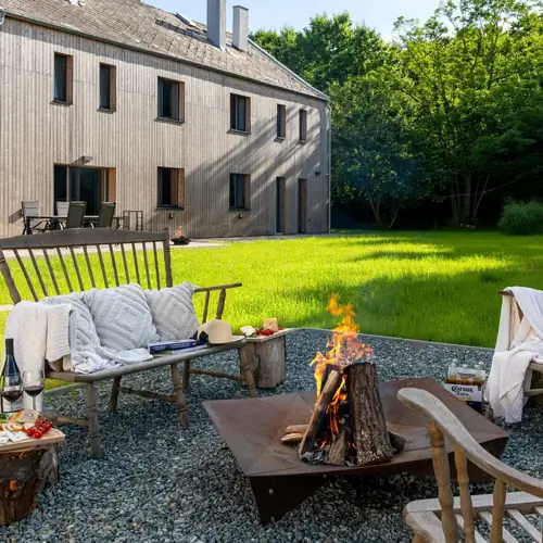 Tűzrak&oacute;hellyel &eacute;s t&aacute;gas teraszokkal v&aacute;rjuk vend&eacute;geinket.