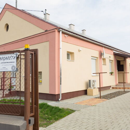 Bejárat a parkoló felől