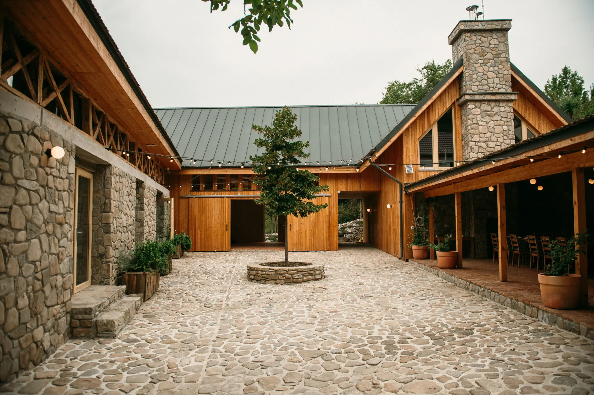 Curtea interioara - piateta