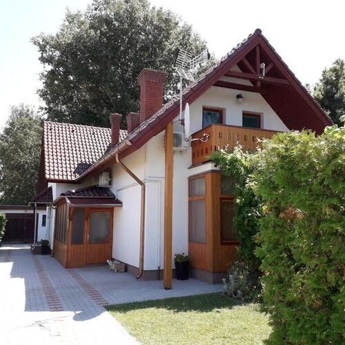 Parkoló az udvarban