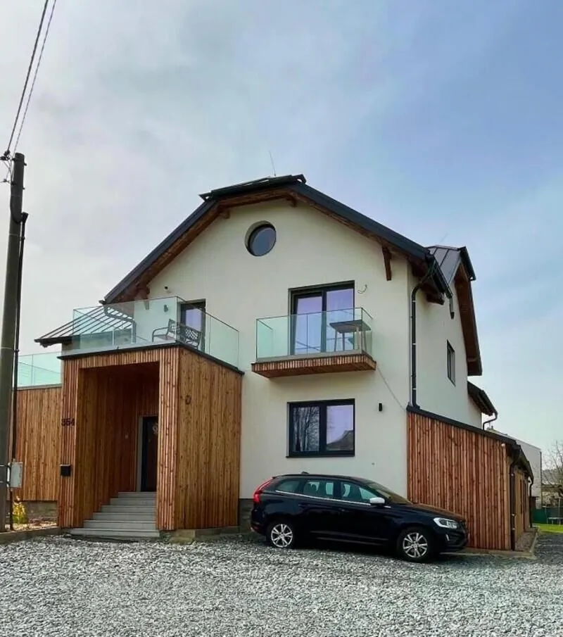 Vila, v kter&eacute; se apartm&aacute;n nach&aacute;z&iacute;