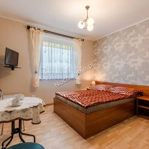 pokój 2 osobowy z łazienką i lodówką