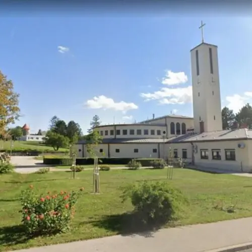 Szent Istv&aacute;n Pl&eacute;b&aacute;nia h&aacute;tter&eacute;ben baloldalon a sz&aacute;ll&aacute;shely