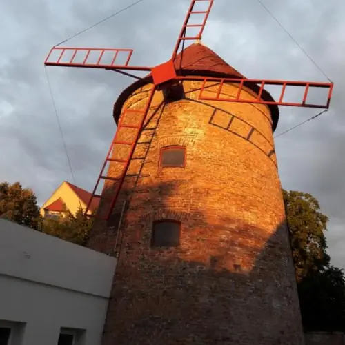 Sz&eacute;lmalom a belső udvarban