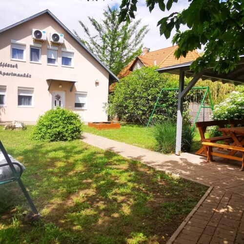 Rigófészek Apartmanház Gárdony