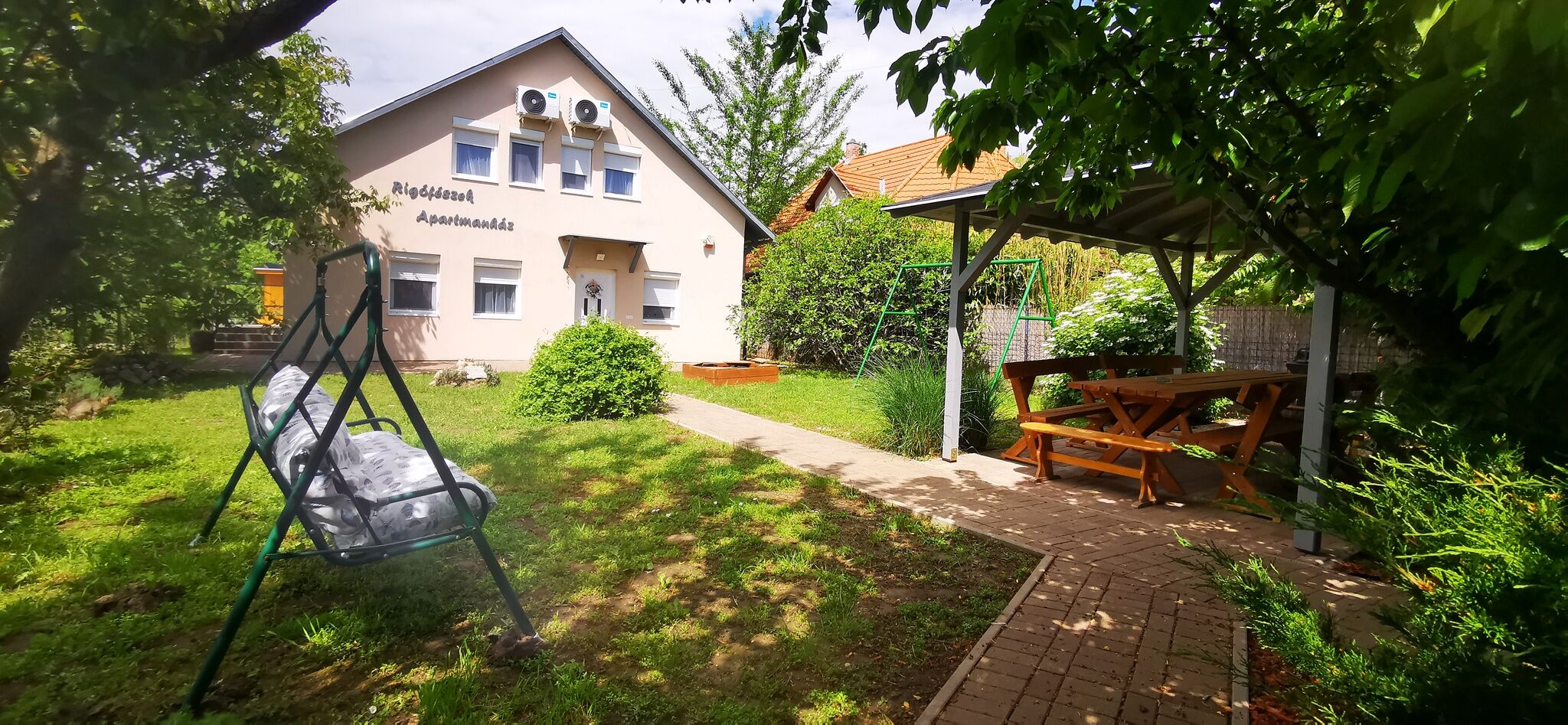 Rigófészek Apartmanház Gárdony