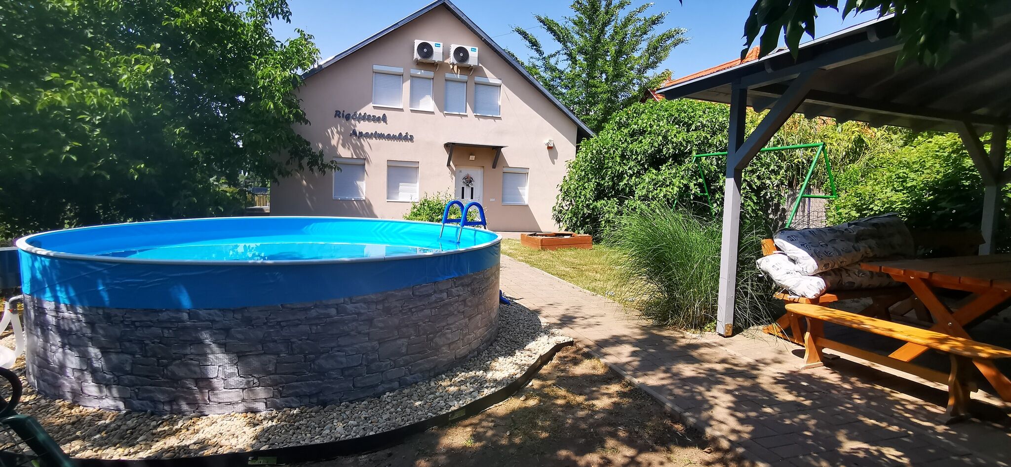 Rigófészek Apartmanház Gárdony