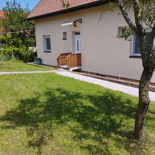 Külső, északi homlokzat, bejáróval