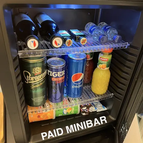 Placen&yacute; minibar na pokoji.