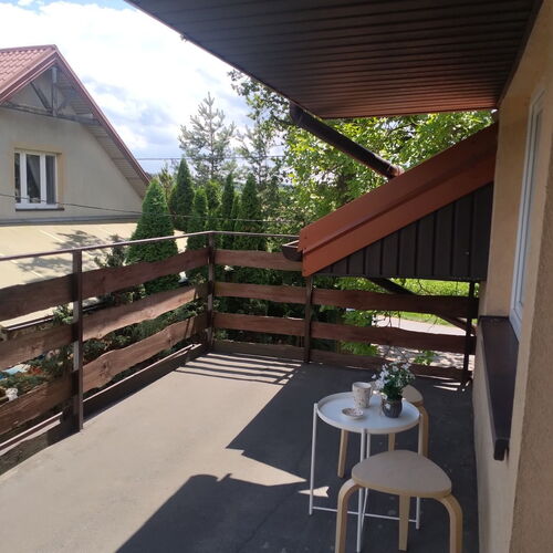 Balkon w mieszkaniu z balkonem.