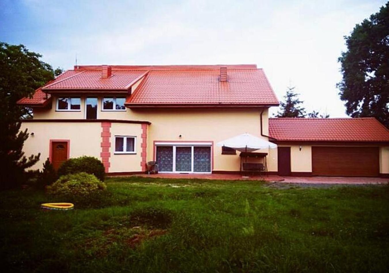 Dom na zewnątrz.