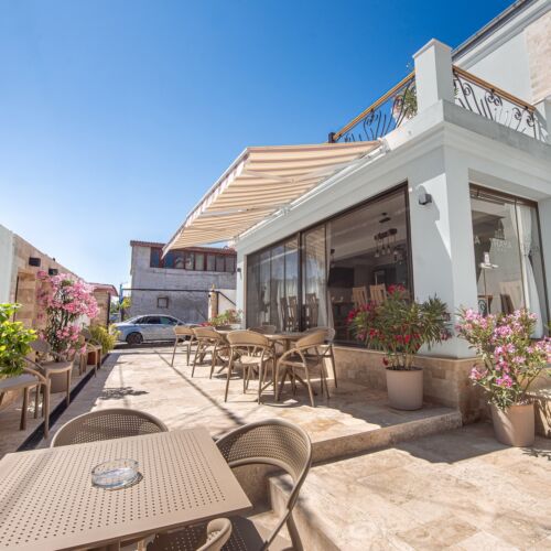 Thaya Rooms Mangalia  
Cazare premium aproape de plajă, într-o zonă liniștită, cu camere moderne, parcare gratuită, stație de î