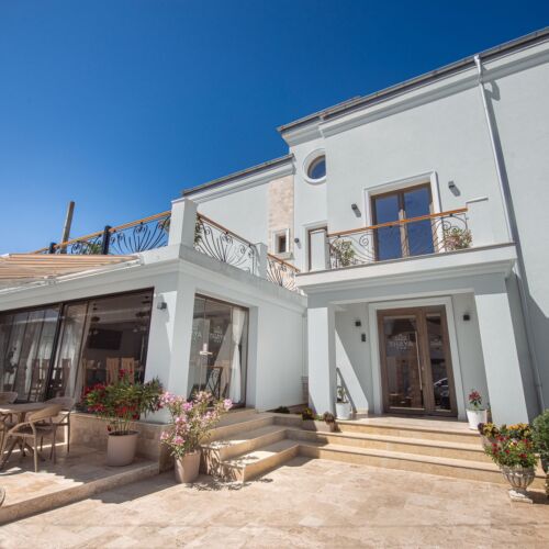 Thaya Rooms Mangalia  
Cazare premium aproape de plajă, într-o zonă liniștită, cu camere moderne, parcare gratuită, stație de î