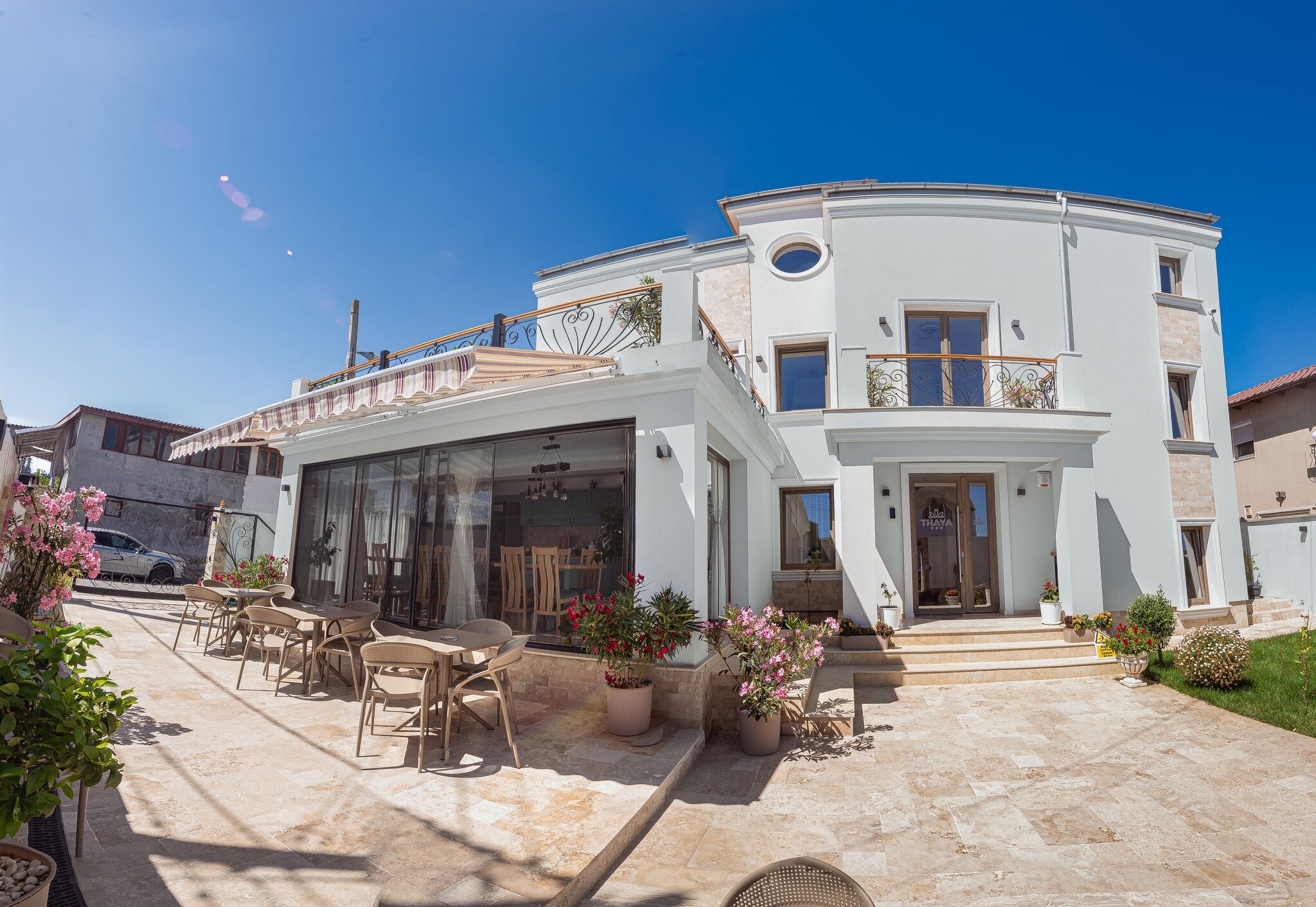 Thaya Rooms Mangalia  
Cazare premium aproape de plajă, într-o zonă liniștită, cu camere moderne, parcare gratuită, stație de î