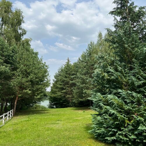 ogr&oacute;d z zejściem do jeziora