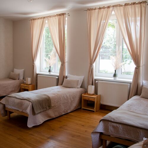 sypialnia 1 (pok&oacute;j przejściowy z prywatną łazienką)