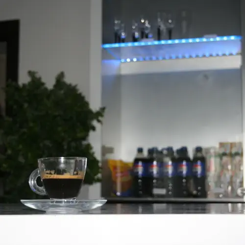 Bar z pyszną kawą, przekąskami, alkoholem i zimnymi napojami.