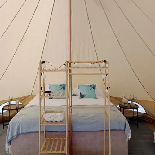 Wnętrze namiotu z ł&oacute;żkiem king-size