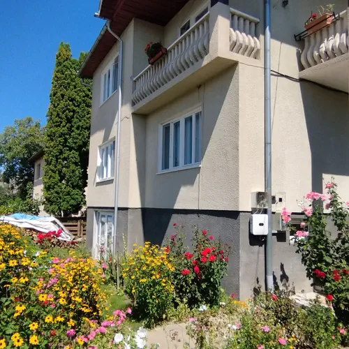 CURTEA DE LA INTRARE