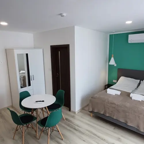  1-es apartman f&uuml;rdőszoba bej&aacute;rat