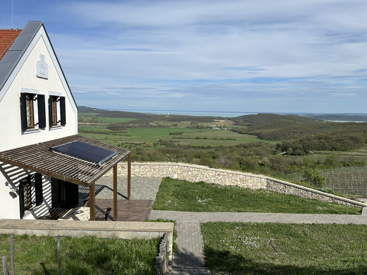 Balatoni panoráma és a Borbora Borház Villa terasza