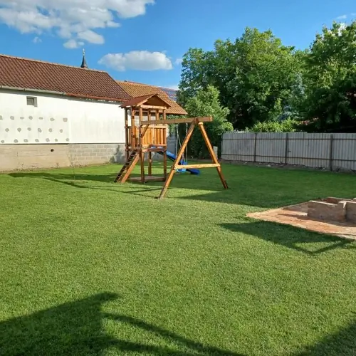 k&ouml;z&ouml;s udvar