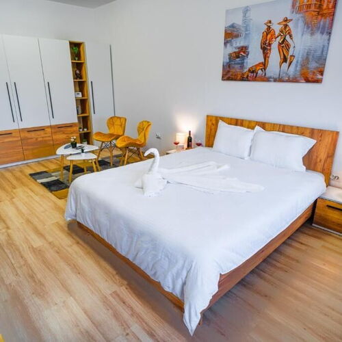 Contemporary Studio with Balcony București