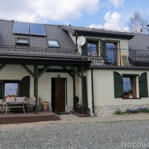 Dom z tarasem i balkonem