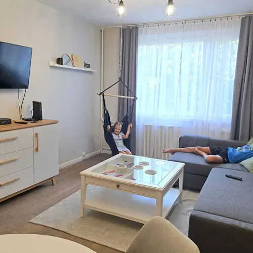 A nappaliban tv-zhet, olvashat, j&aacute;tszhat ak&aacute;r az eg&eacute;sz csal&aacute;d.