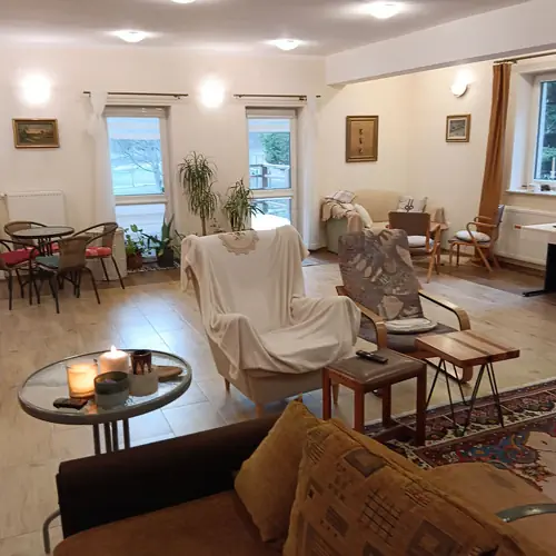 Salon - widok og&oacute;lny i na wyjście na taras