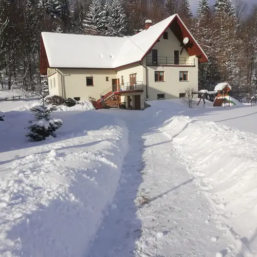 Widok og&oacute;lny na budynek od strony drogi wjazdowej - zima