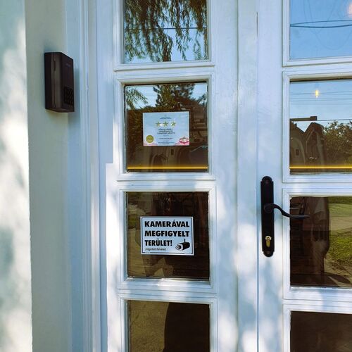 K&ouml;r&ouml;s-S&aacute;rr&eacute;ti Vend&eacute;gh&aacute;z*** &eacute;s T&uacute;rapont V&eacute;sztő - Kamer&aacute;val megfigyelt ter&uuml;let, kulcsbox