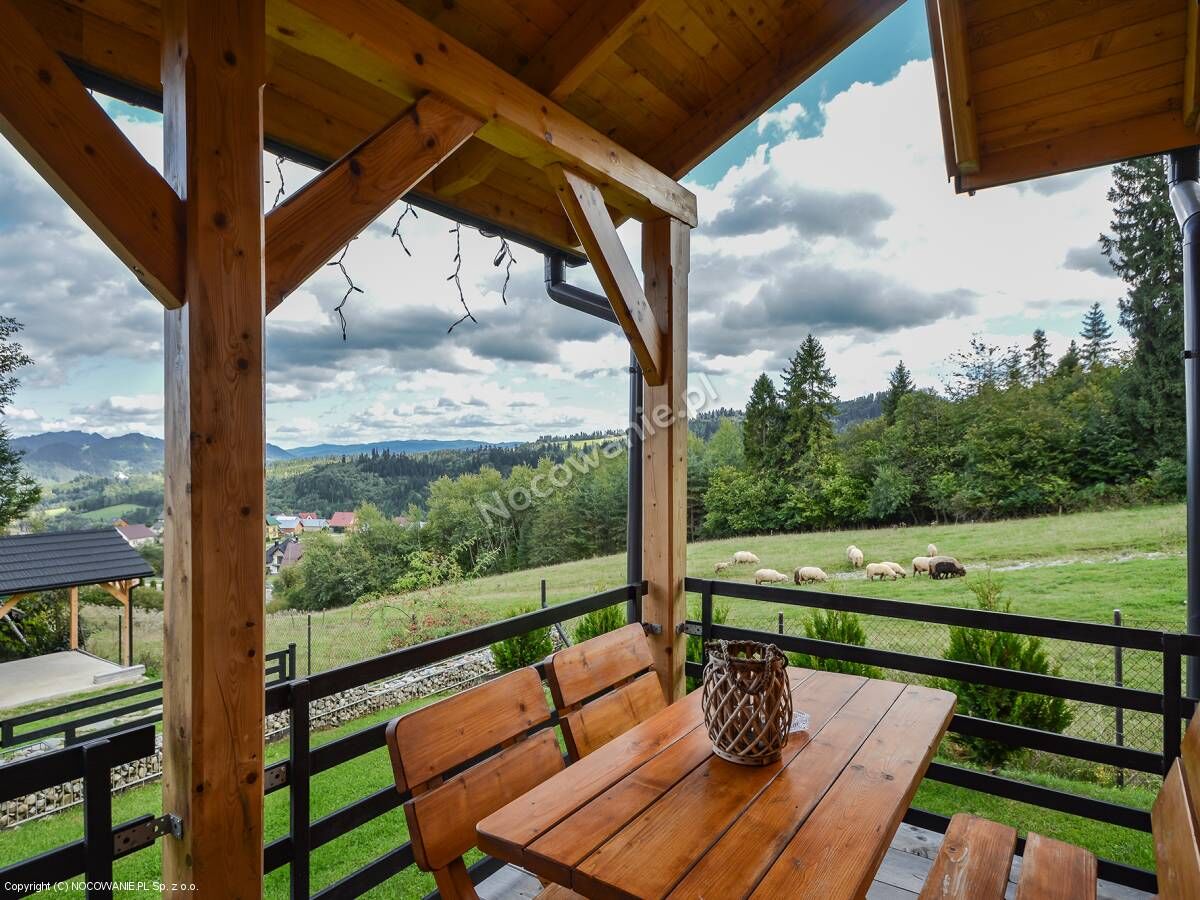 Taras i widok na górę z owieczkami