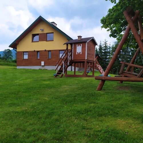 Plac zabaw przed Budynkiem z Apartamentami