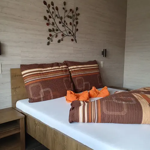 Teraszos franci&aacute;gyas szoba (p&oacute;t&aacute;gyazhat&oacute;)