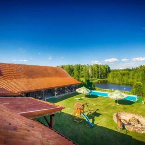 Widok na basen i główne patio - Stara Kuźnia