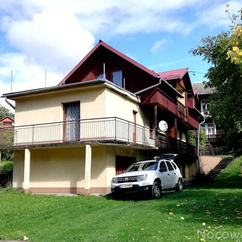 Widok z zewnątrz od strony wjazdu