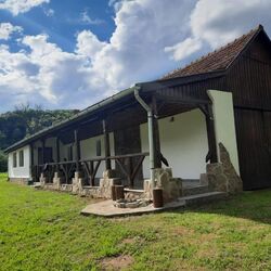 Casa de Peste Apă Peșteana