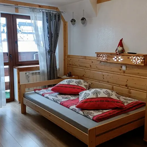 Pok&oacute;j 2 os.z łazienką tv czajnikiem lod&oacute;wką łożem małżeńskim i balkonem z widokiem na g&oacute;ry 