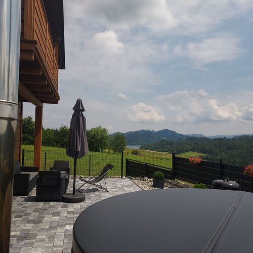 Taras domek czarny z widokiem na Tatry, Pieniny oraz jezioro Czorsztyńskie 