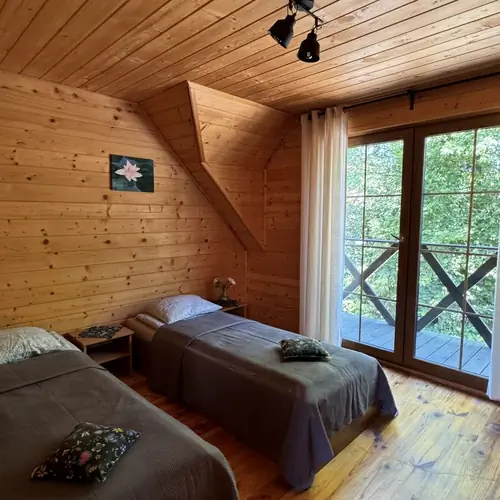 Duża sypialnia z balkonem.