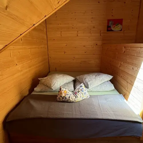 Ł&oacute;żko 150cm na antresoli. 