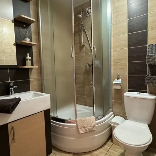 Łazienka z prysznicem.